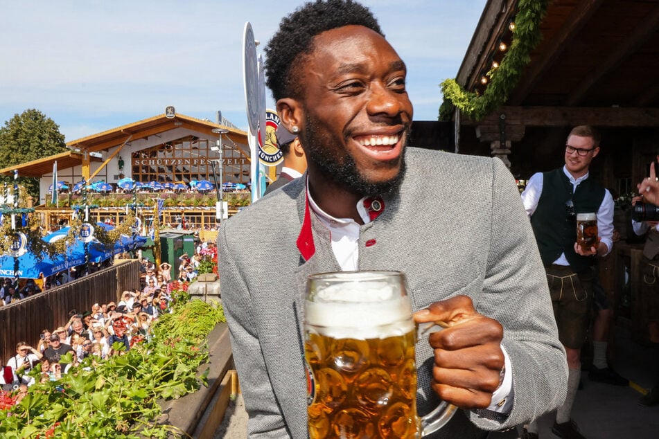 Gegen Alkohol - wie hier auf dem Oktoberfest - ist auch bei einem Profisportler wie Alphonso Davies (24) nichts einzuwenden. Das Auto sollte dann allerdings stehen bleiben.