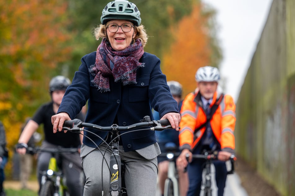 Auch Staatsministerin Regina Kraushaar (61, CDU) trat in die Pedale.