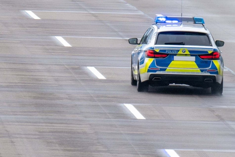 Mehrere Kilometer flüchtete der 31-Jährige vor der Polizei und rammte sogar den Dienstwagen der Beamten. (Symbolfoto)