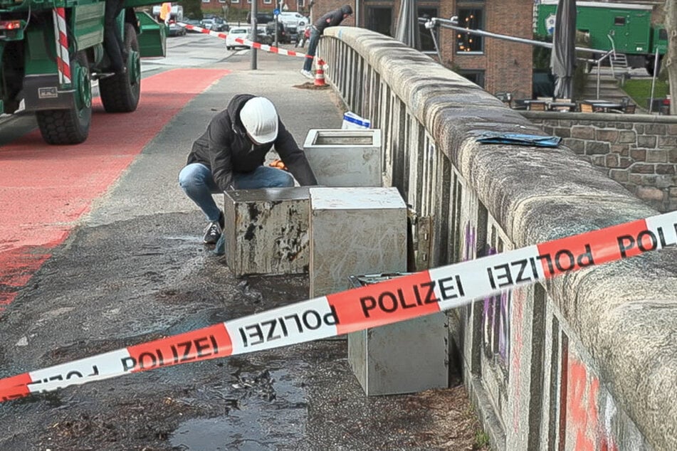 Polizeitaucher haben am Montag sechs Tresore aus der Alster geborgen.