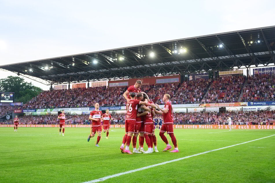 Pokal-Spektakel gegen Hannover? Auf die Energie-Fans wartet am Samstag ein stimmungsvoller Sommerabend - vermutlich auch mit Flutlicht. (Archivbild)