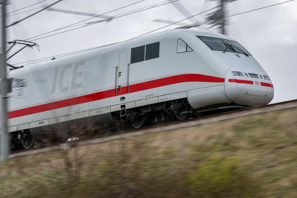 600 Passagiere betroffen: ICE steckt auf Bahnstrecke Berlin-Halle fest, zwei Menschen leicht verletzt