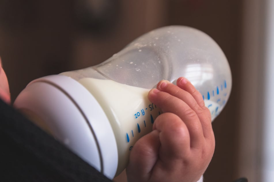 Verunreinigte Flaschenmilch? Ermittlungen nach Tod zweier Babys