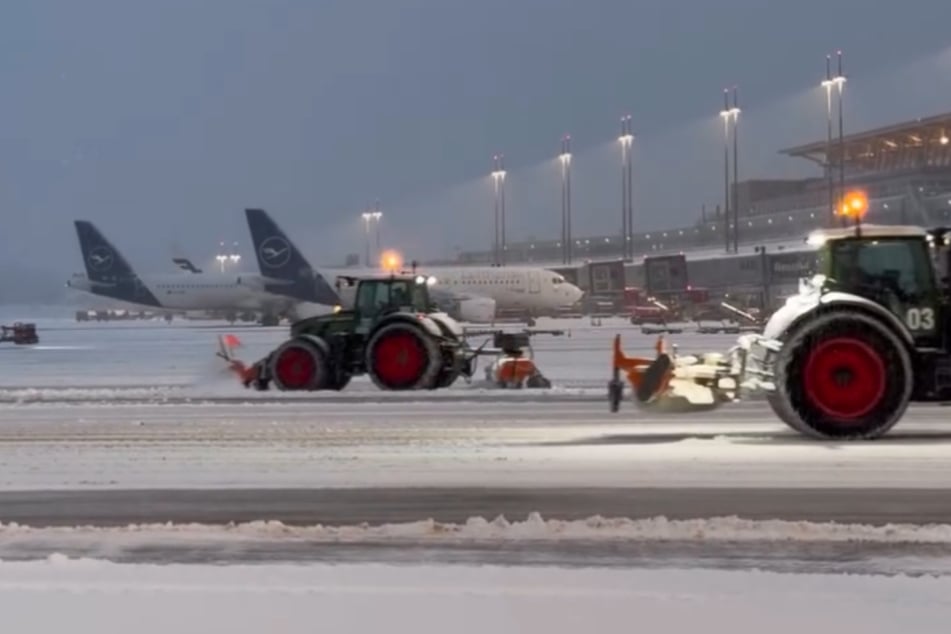 Der Winterdienst des Flughafens ist seit den frühen Morgenstunden im Einsatz.