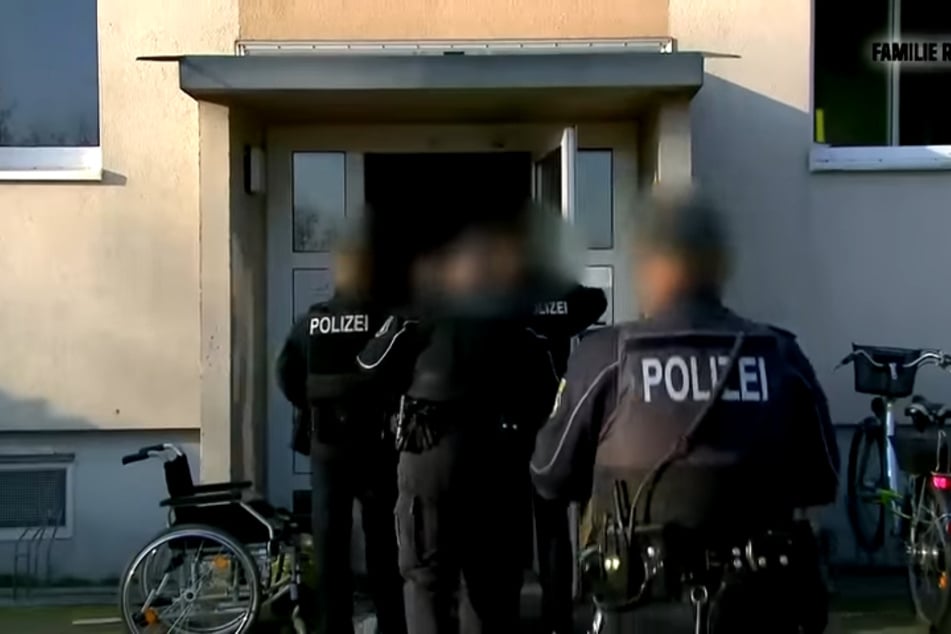 Mehrere Polizisten betreten das zu räumende Gebäude.