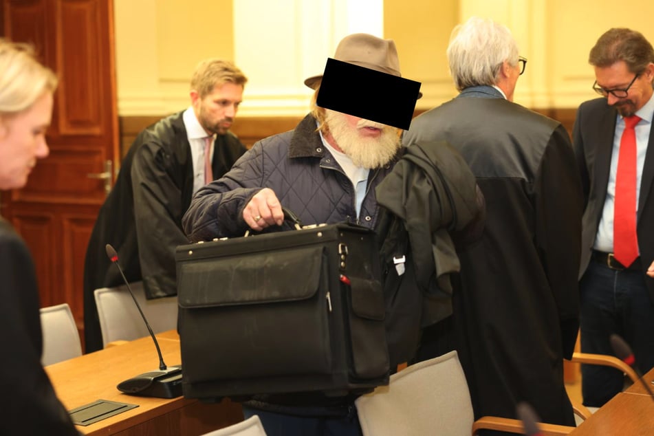 Der Angeklagte Rolf F. erschien mit Hut, Sonnenbrille und merkwürdig voluminösem Rauschebart.