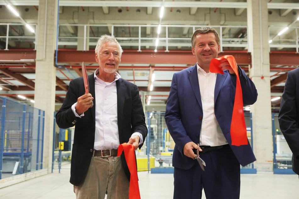 Möbel Höffner-Inhaber Kurt Krieger (l.) und Sachsen-Anhalts Ministerpräsident Sven Schulze (47, CDU) zerschnitten das Eröffnungsband des neuen Zentrallagers.
