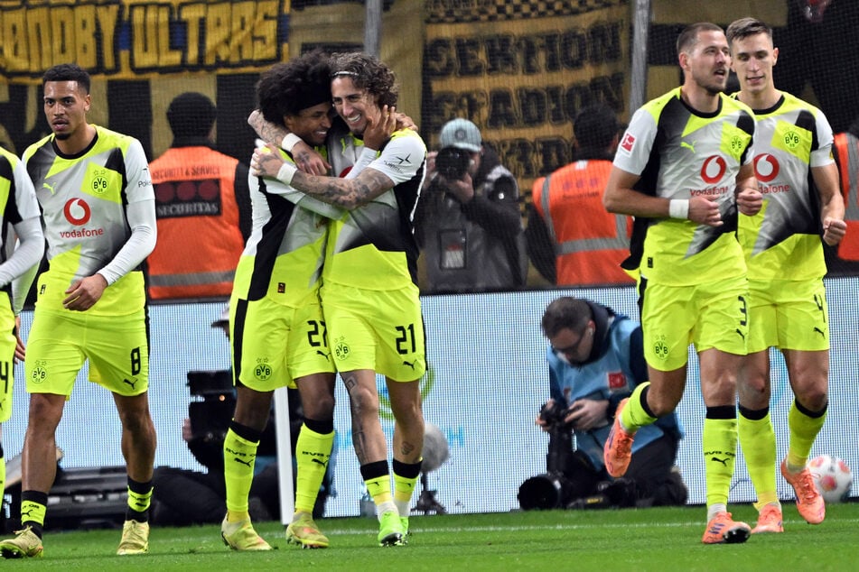 Die Spieler von Borussia Dortmund bejubeln den Treffer zum 2:0 durch Karim Adeyemi (2. v.l.).