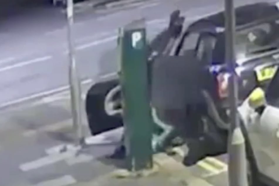 Gewaltvoll zerrt Boxall die 20-jährige Frau in das geklaute Auto.