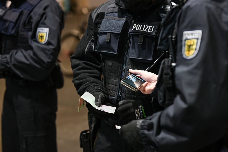 Der 26-jährige Deutsche wehrte sich vehement gegen die Maßnahmen der Bundespolizisten. (Symbolbild)