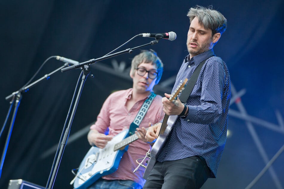 Rick McPhail (hinten) zusammen mit Dirk von Lowtzow bei Rock im Park 2013. 20 Jahre war der Gitarrist Teil der Band. Nun hat er eine Pause auf unbestimmte Zeit eingelegt.