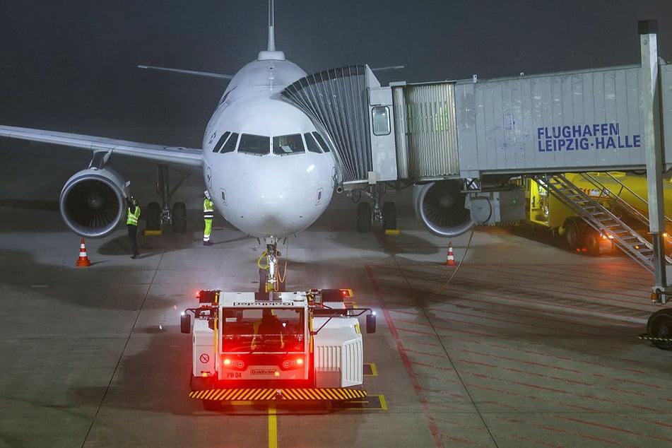 Eine Maschine der Lufthansa wird am Morgen auf dem Flughafen Leipzig für den Start vorbereitet. Bisher macht das ein Tochterunternehmen der Kranichlinie. Doch das soll bald geschlossen werden.