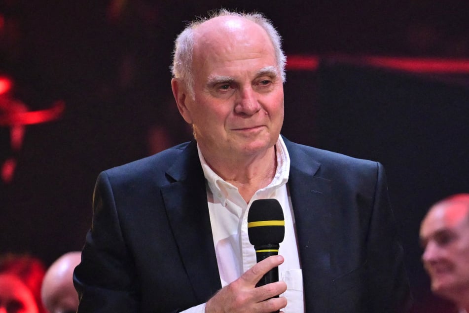 FC-Bayern-Ehrenpräsident Uli Hoeneß (74) macht sich dafür stark, dass Ex-Weltmeister Mertesacker eine Aufgabe beim Deutschen Fußball-Bund bekommt.