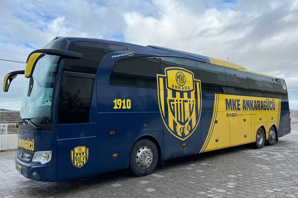 Am Trainingsplatz fuhrt der Bus der türkischen Erstligisten vor.