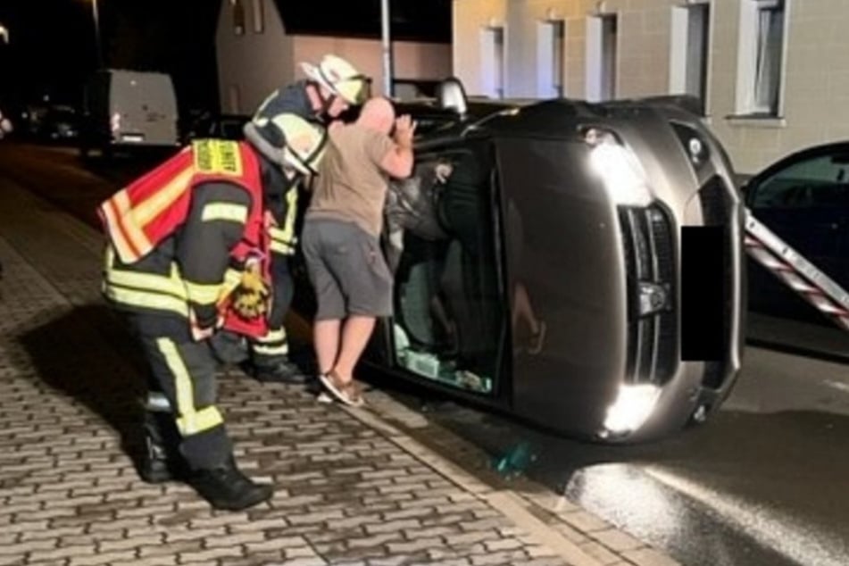 Parkende Autos gerammt: Fahrer kippt mit Dacia um
