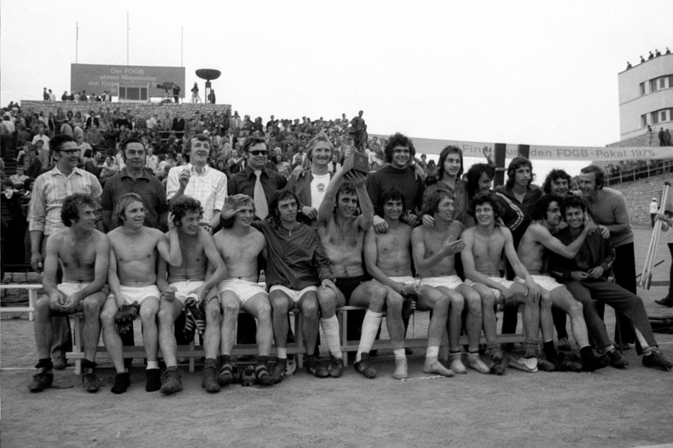 Sie alle sind mit die größten Helden der Zwickauer Fußballgeschichte. Dieses Team gewann 1975 den FDGB-Pokal gegen Dynamo-Dresden. Jürgen Croy hält ihn in seinen Händen. Eine übergroße Nachbildung der Trophäe soll bald vorm Stadion stehen.
