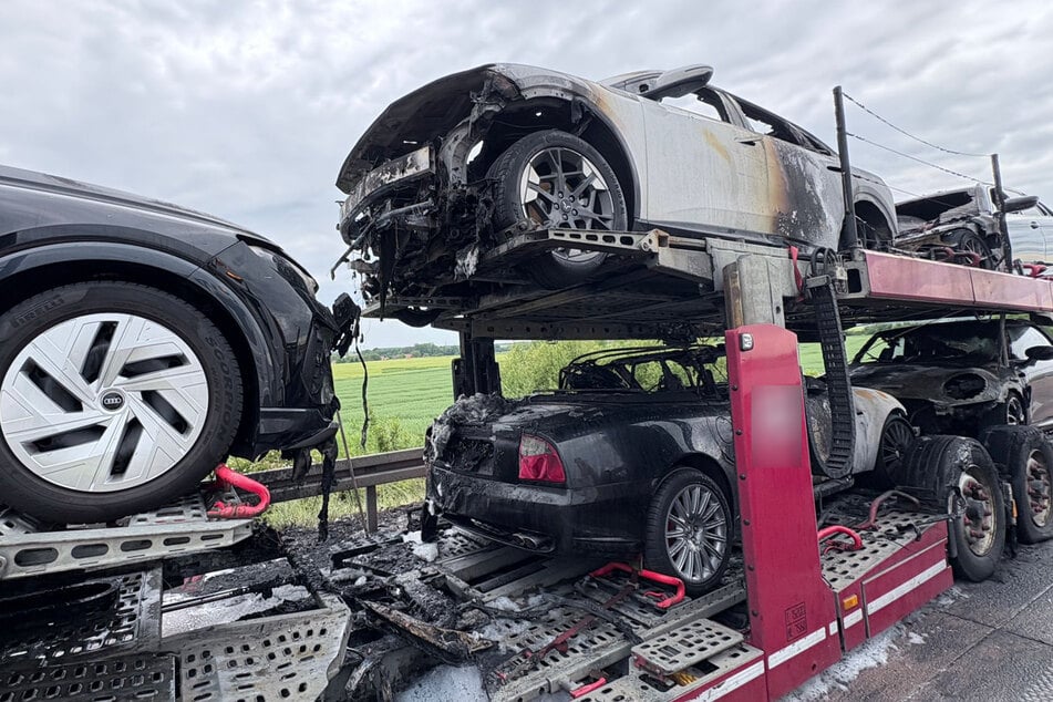 Auf der A9 im Burgenlandkreis stand am Mittwoch ein mit Luxus-E-Autos beladener Lastwagen in Flammen.