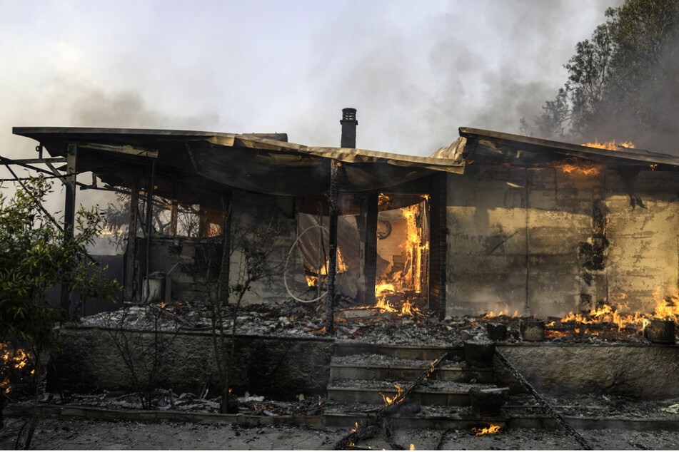 Großbrand wütet nahe Athen: Flammen erreichen bewohntes Gebiet, zahlreiche Häuser zerstört