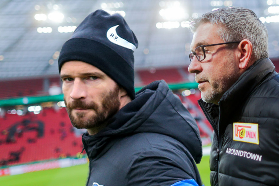 Teammanager Arne Friedrich von Hertha BSC (l) und Union Berlin-Trainer Urs Fischer stehen auf dem Spielfeld. (Bildmontage)