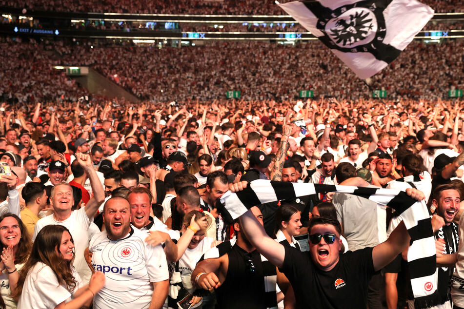 Die Eintracht-Fans können auch in der kommenden Saison wieder in Europa auf Reisen gehen! Darf dann auch gejubelt werden?
