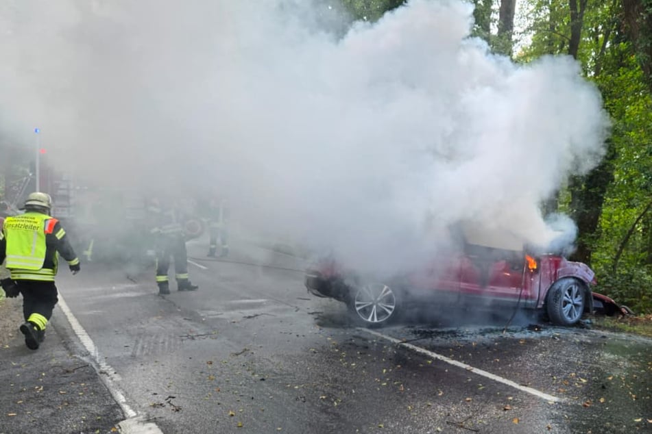 SUV prallt frontal gegen Baum: Fahrer stirbt in brennendem Auto