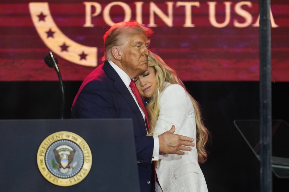 US-Präsident Donald Trump (79) nahm die Witwe Erika (36) in den Arm.