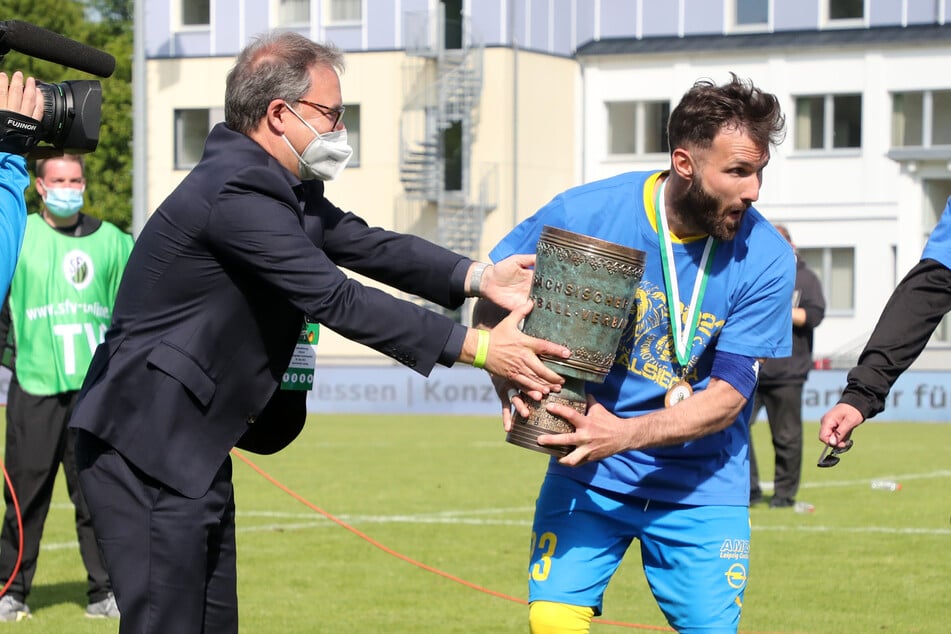 Siegerehrung mit Siegerpokal. Lok-Kapitän Sascha Pfeffer (34) bekam den Pokal von SFV-Präsident Herrmann Winkler.