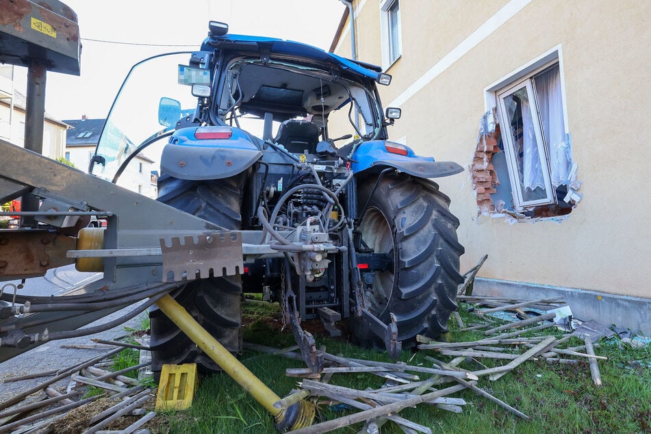 Der Traktor durchbrach zunächst den Zaun, rammte danach ein Loch in die Hauswand.