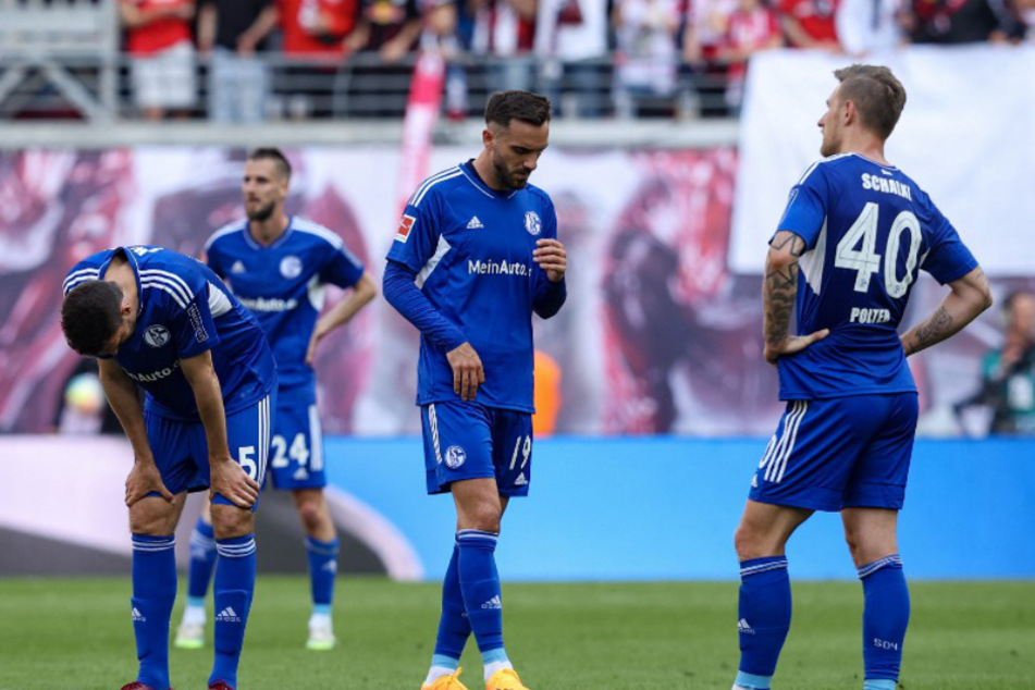 Hängende Köpfe bei Königsblau: Die Schalker konnte im letzten Saisonspiel bei RB Leipzig (2:4) nicht mehr ihren Punkte-Rückstand aufholen und steigen damit in die 2. Bundesliga ab.