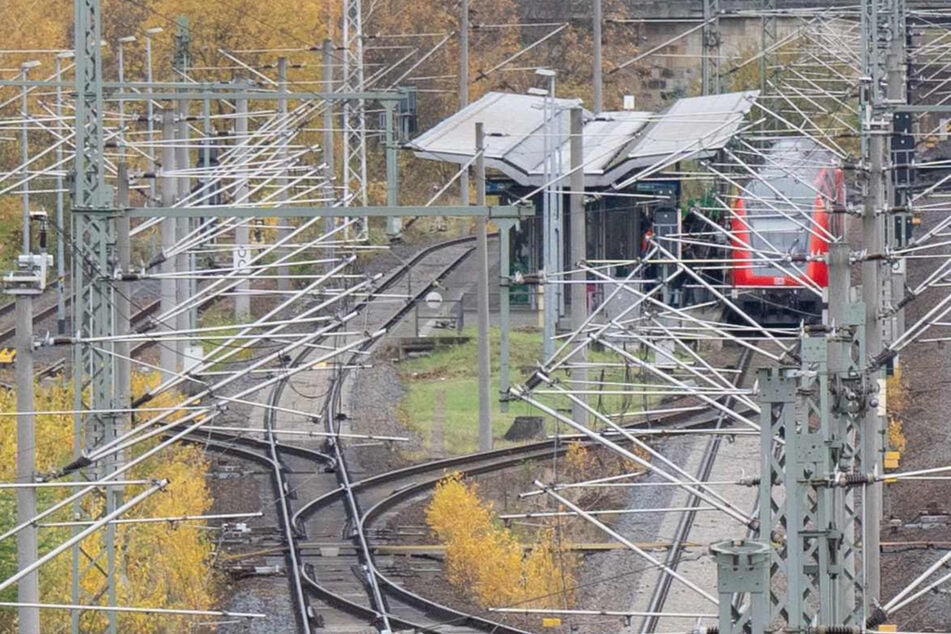 Wegen Bauarbeiten können ab Freitagabend nicht alle S1-Züge von Pirna weiter nach Bad Schandau beziehungsweise in die Gegenrichtung fahren. (Archivbild)