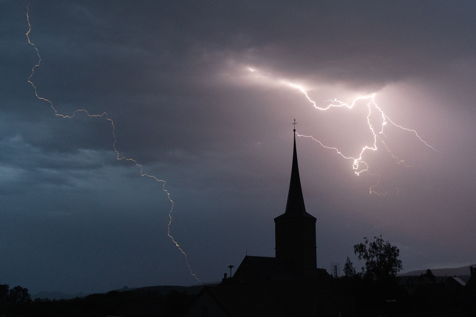 Gewitter mit Starkregen, Hagel und orkanartigen Böen: Im Freistaat Bayern kann es am Pfingstwochenende teilweise ungemütlich werden! (Symbolbild)
