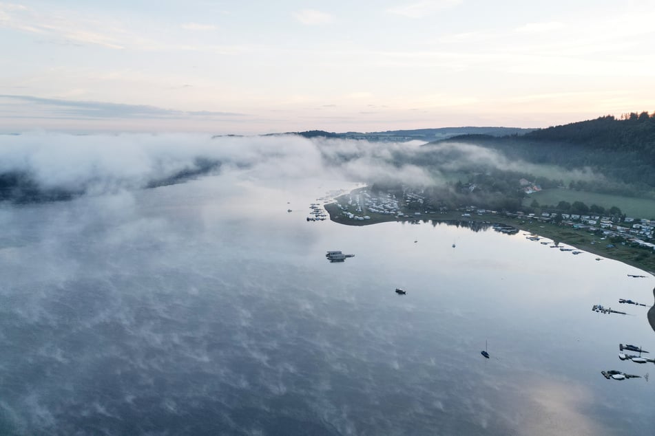 Morgennebel zieht über das Wasser der Bleilochtalsperre. (Archivbild)