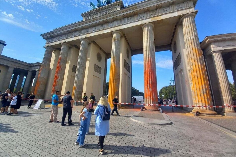Die orange Farbe prangert am Wahrzeichen von Deutschlands Hauptstadt.