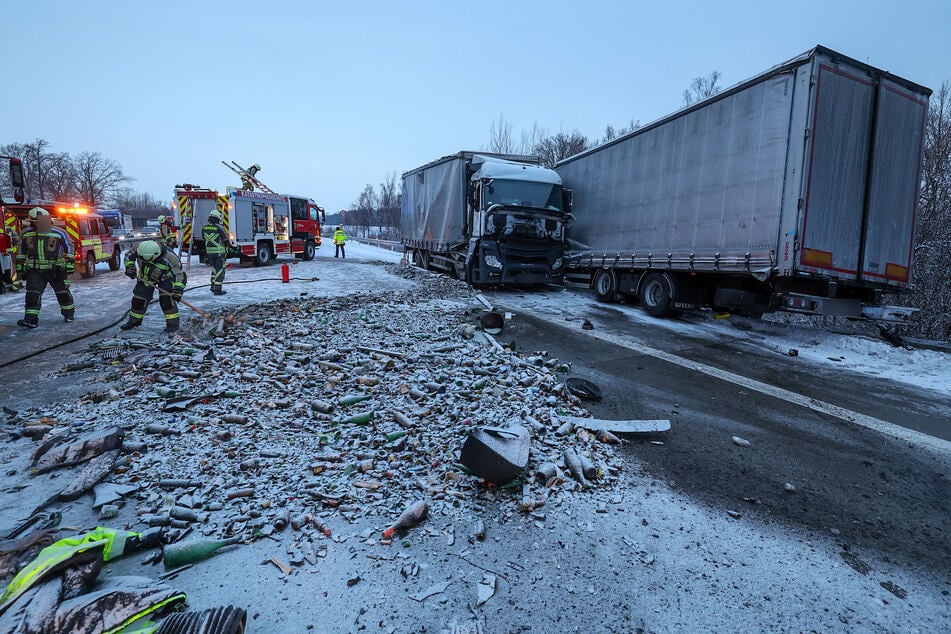 Die A4 bei Glauchau glich am Montagabend einem Trümmerfeld: Nach einem heftigen Crash landeten zahlreiche Glasflaschen auf der Autobahn.