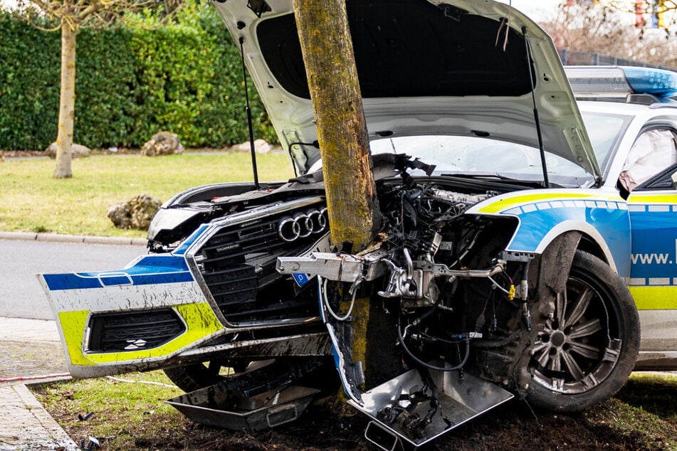 Blaulicht-Fahrt endet mit Crash gegen Baum: Zwei Polizisten im Krankenhaus