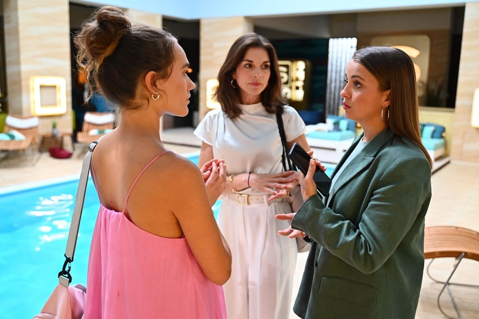 Joana (l.) freut sich für ihre frischverliebte Mutter (M.).