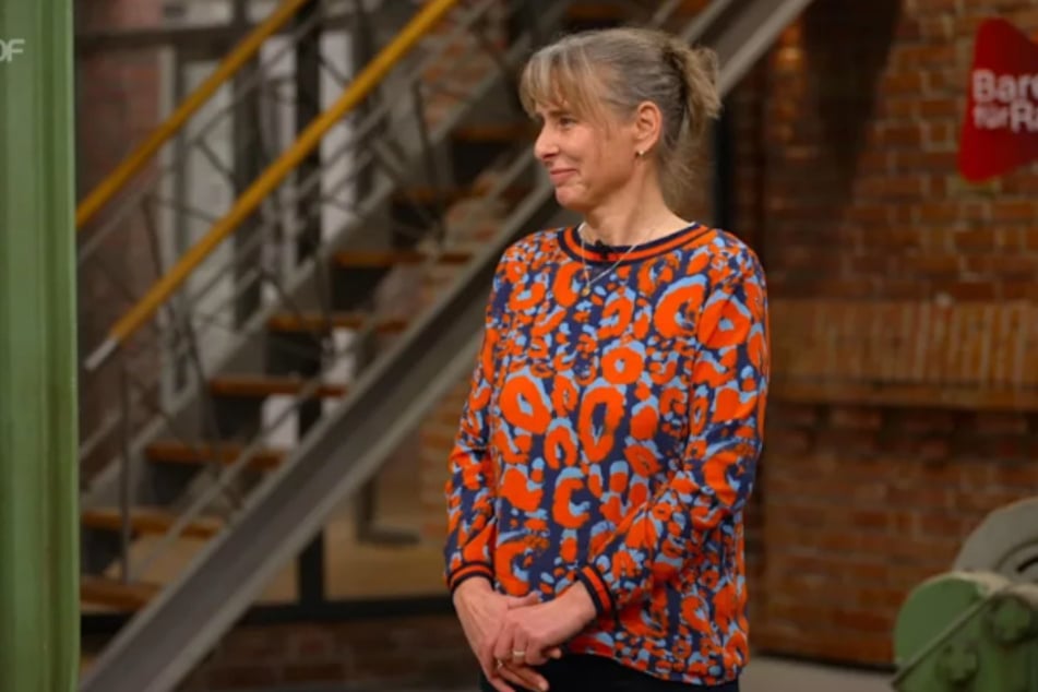 Verkäuferin Heike aus Waldböckelheim ist mit einem klassischen Flohmarkt-Fund zu "Bares für Rares" gekommen.