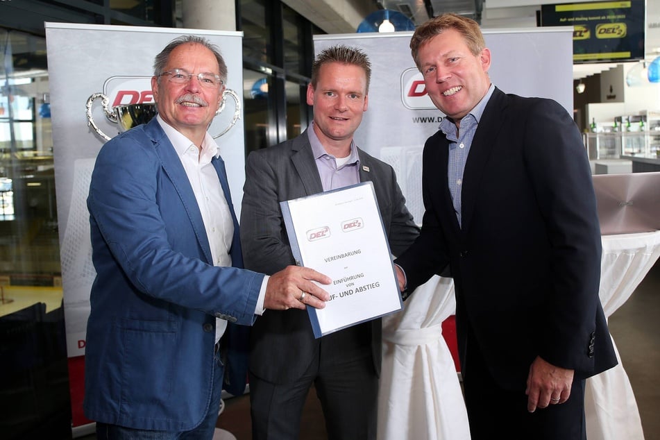 Am 12. September 2018 unterzeichneten René Rudorisch (44, Geschäftsführer der DEL 2, M.) und Gernot Tripcke (54, Geschäftsführer der DEL, r.) die Auf- und Abstiegsregel.