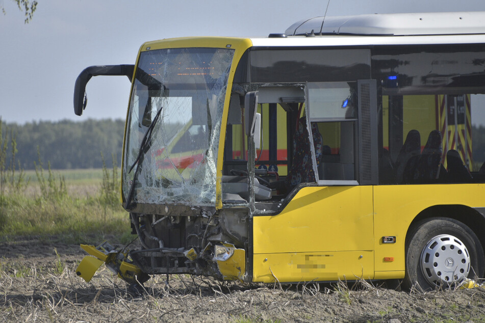 Der Bus konnte dem Auto nicht mehr ausweichen und erwischte es mit seiner Front.