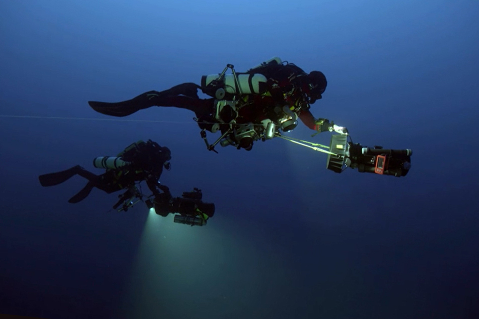 Mega Doku: 28 Tage unter Wasser in 100 Metern Tiefe