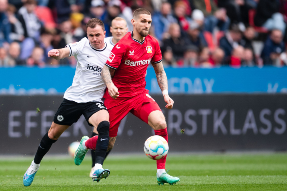 Eintracht Frankfurts Mario Götze (30, l.) sah bei der 1:3-Pleite gegen Bayer 04 Leverkusen seine fünfte Gelbe Karte und muss deshalb beim nächsten Bundesliga-Spiel aussetzen.