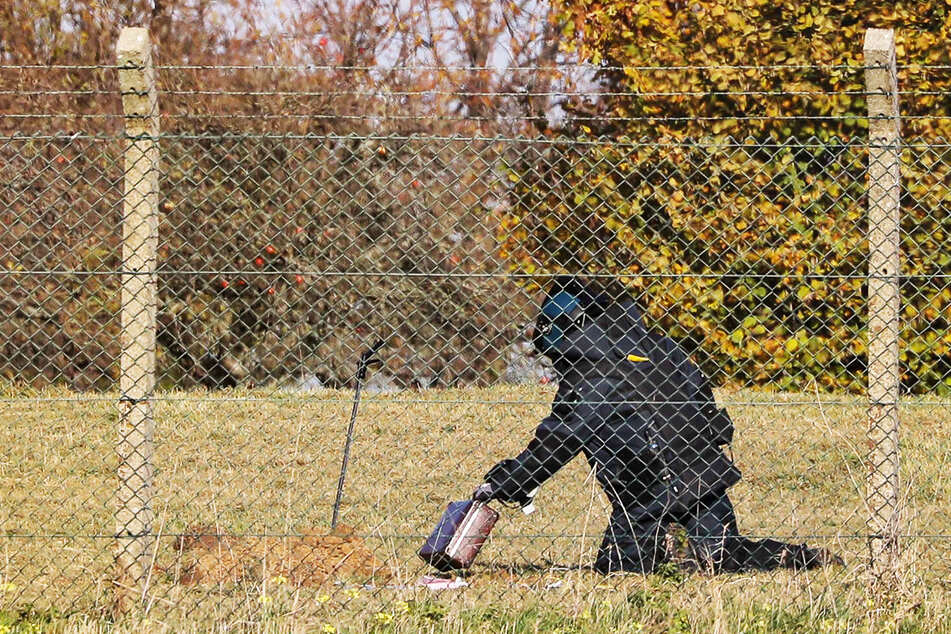Ein Beamter des Kampfmittelbeseitigungsdienstes bereitet die Sprengung vor.