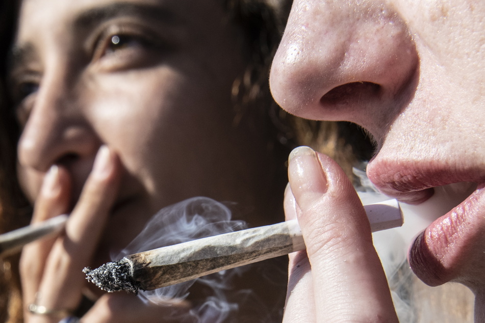 Das Rauchen von "Gras" (Cannabis) soll für Erwachsene ab 18 Jahren künftig straffrei bleiben.