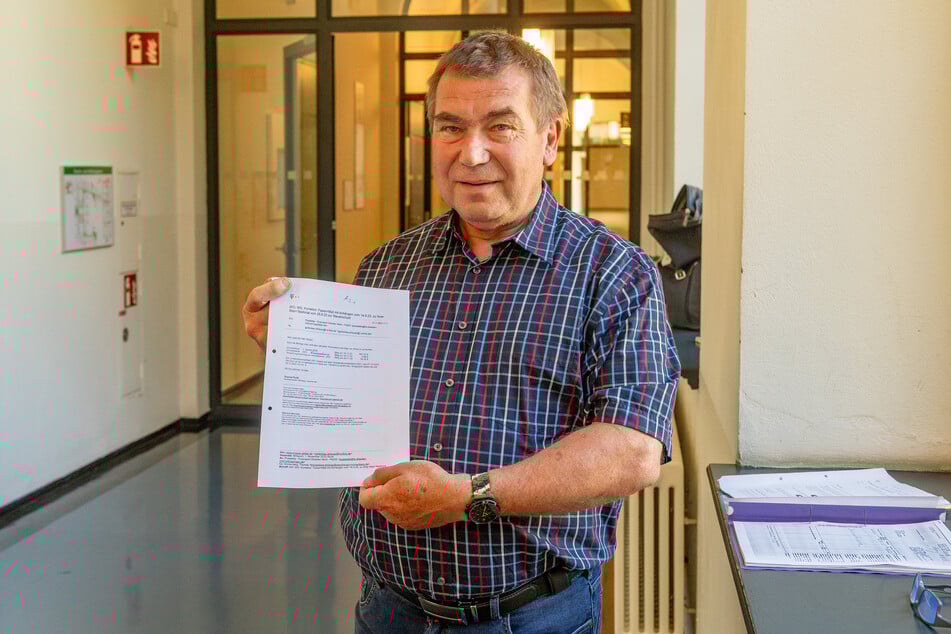 Gartenbauer Sven-Michael S. (62) zeigt das Schreiben, über das er sich noch heute ärgert.