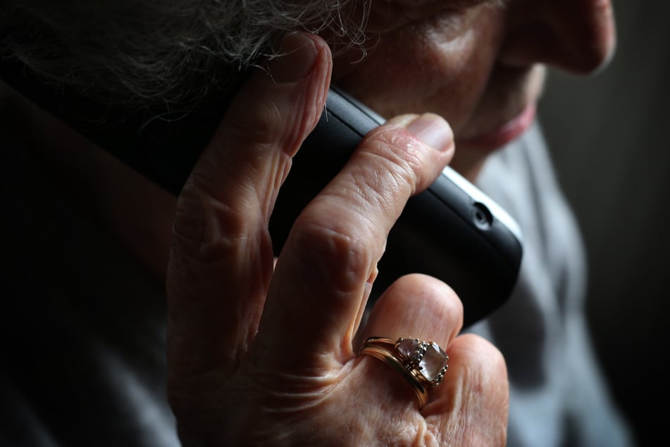 Immer häufiger werden gerade ältere Menschen Opfer von Telefonbetrügern. (Symbolbild)