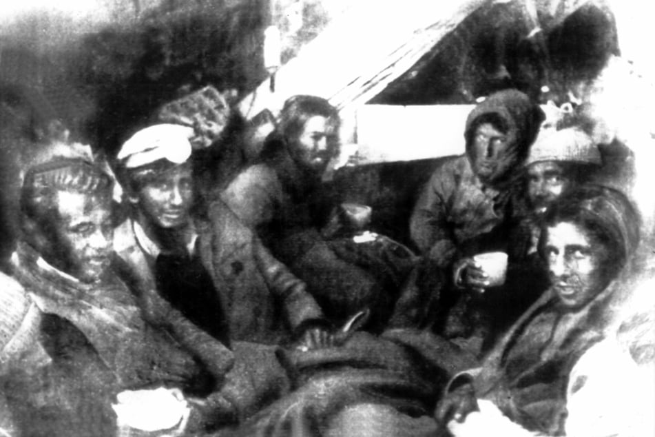 Eine Gruppe der Überlebenden im Flugzeugwrack, aufgenommen von der Rettungsmannschaft.