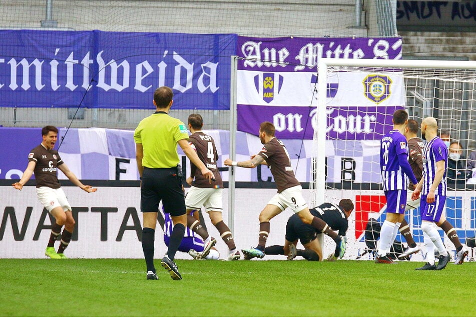 Luca-Milan Zander (25) jubelt über seinen Treffer zum 1:0 für den FC St. Pauli weniger als 60 Sekunden nach dem Anpfiff.