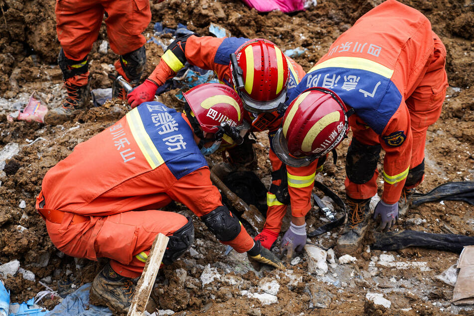 Schlammlawine erfasst Bauarbeiter: 19 Menschen durch Erdrutsch getötet!