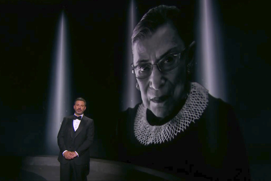 Moderator Jimmy Kimmel und ein Bild der verstorbenen Richterin am Supreme Court Ruth Bader Ginsburg während der Übertragung der Emmy Awards.