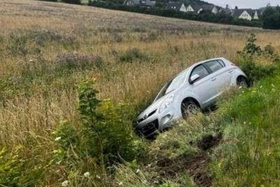 Unfall bei Goslar: Hyundai wird in Straßengraben geschleudert